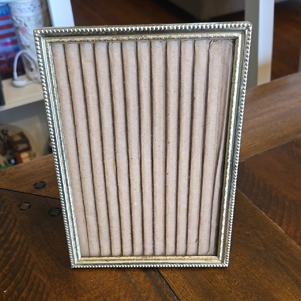 Elegant Vinrage Gold Tone Photo Frame 5x7